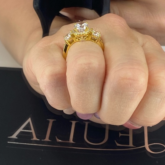 A GORGEOUS BRIDAL SET  BEST IN SIMULATED DIAMONDS ENGAGEMENT RING & 2 Wed Bands - Picture 9 of 11